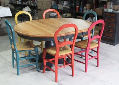 Salle à manger plateau bois brut, pieds Carbone, et chaises de couleur